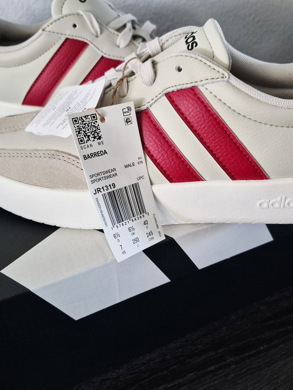 NEW Adidas Barreda Retro Runner Sneakers in Cream with Red Stripes Mens 7